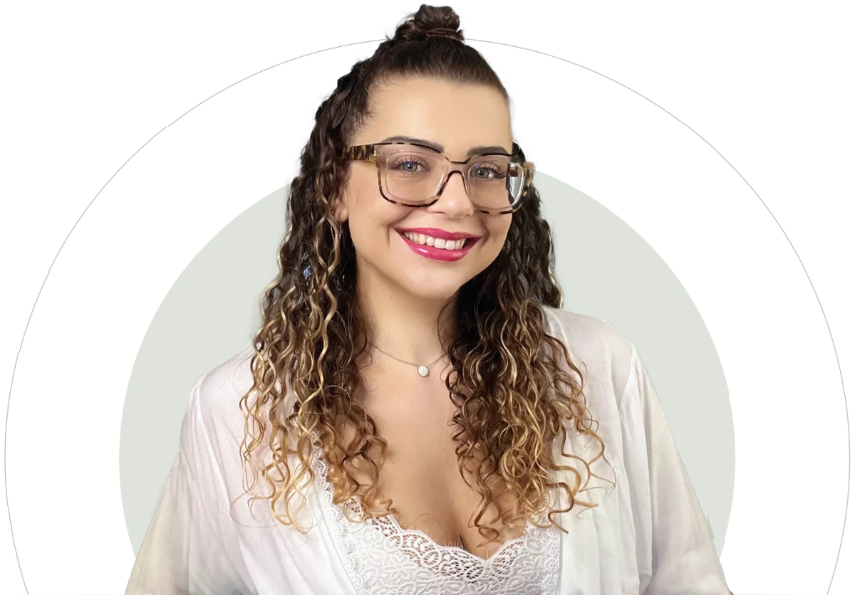 Thelma Sabatier, sourire et lunettes, en chemise blanche, dans un grand cercle vert