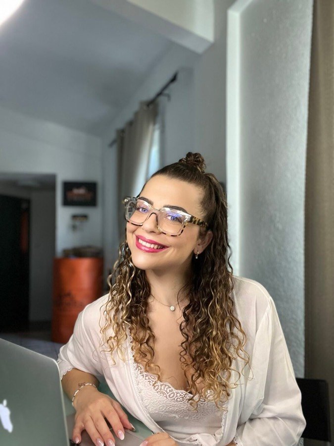 Thelma Sabatier à son bureau, devant son ordinateur