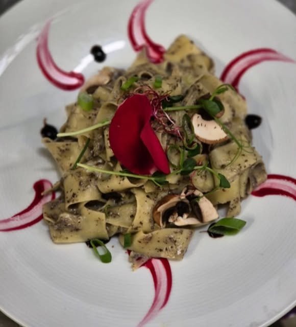 Pâtes fraîches aux champignons et pétales de rose