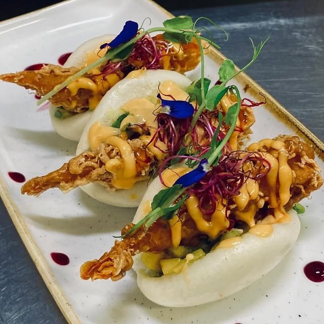 Bao garnis et fleurs comestibles
