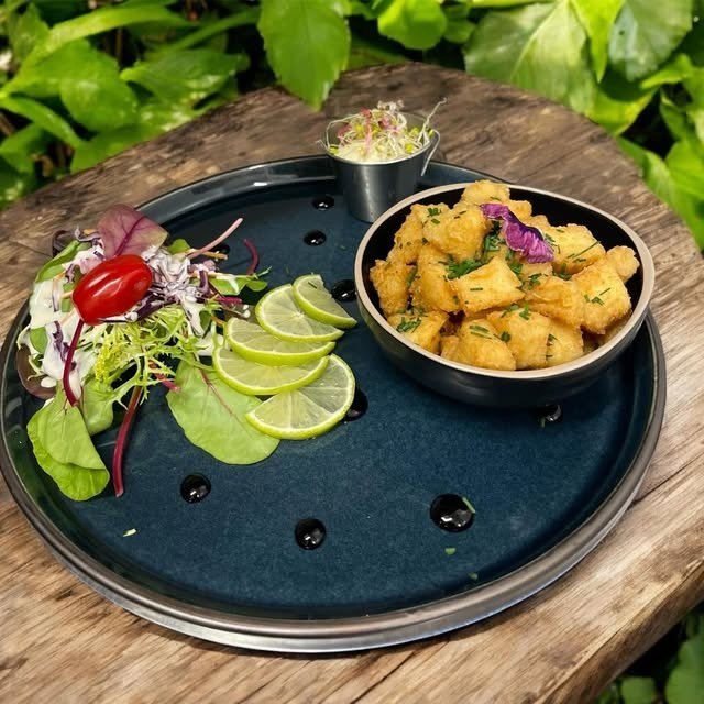 Assiette de pommes de terre sautées et salade