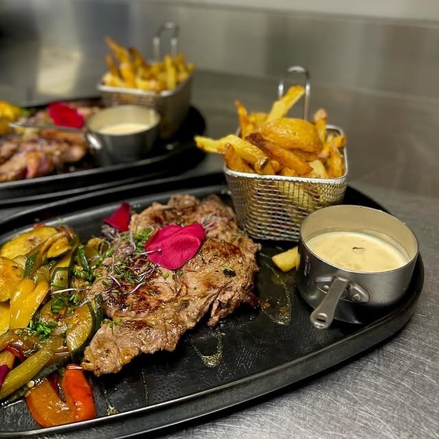 Entrecôte, frites et sauce