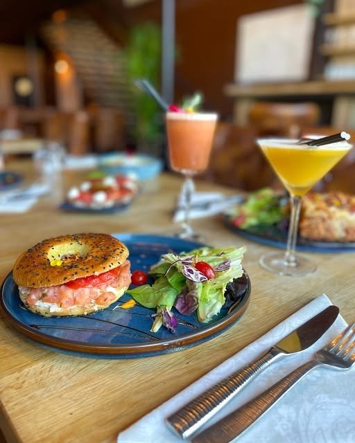 Bagel au saumon, salade et cocktails