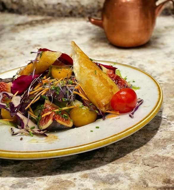 Salade de figues, tomates et croustillant